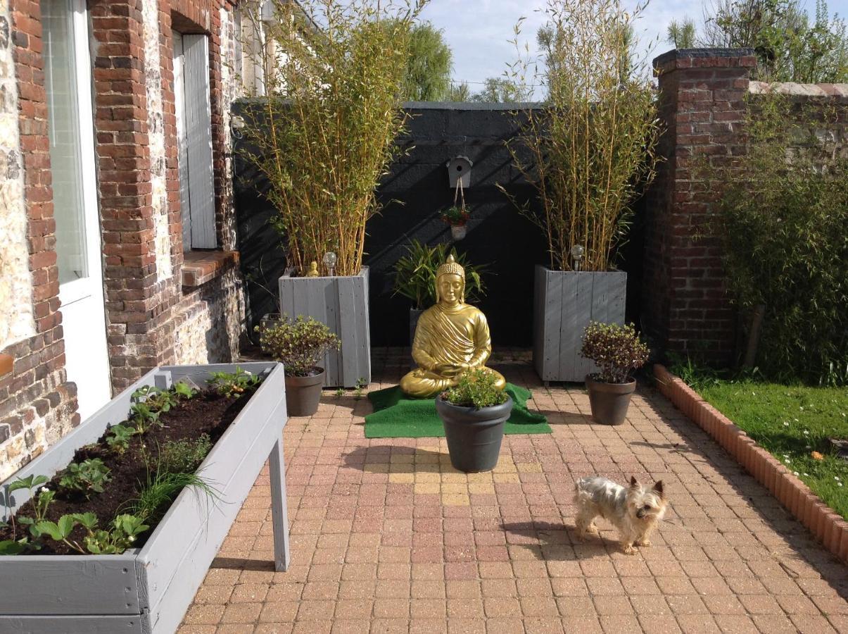 Le Jardin Des Poules Bed & Breakfast Thiétreville Exterior foto