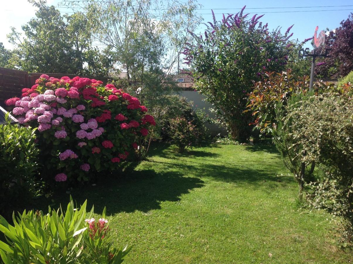 Le Jardin Des Poules Bed & Breakfast Thiétreville Exterior foto